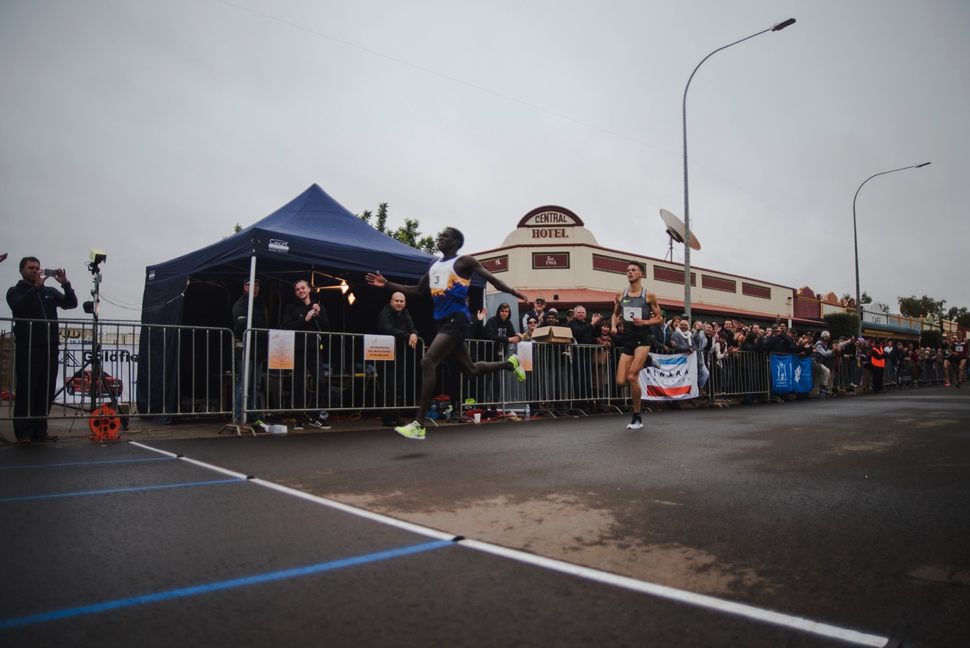 Peter Bol winning the 2016 Leonora Golden Gift: photo by 